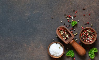 Baharat bir beton zemin üzerine çeşitli. Tuz. Biber.  