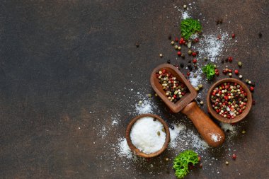 Baharat bir beton zemin üzerine çeşitli. Tuz. Biber.