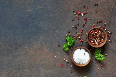 Baharat bir beton zemin üzerine çeşitli. Tuz. Biber.