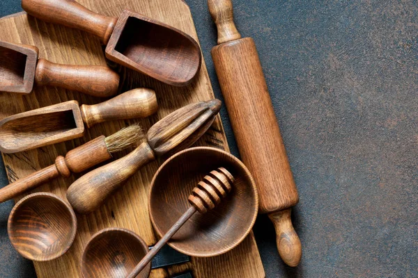 Wooden kitchen accessories: plate, rolling pin, board, spatula.