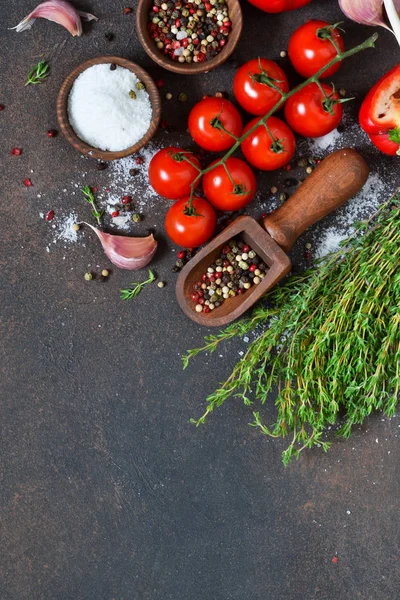 Ingredientes para cocinar. Especias y verduras. Vista superior . — Foto de Stock