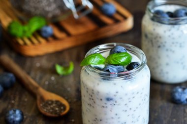 Ev yapımı yoğurt sesena chia ve karanlık bir arka plan var yaban mersini ile. Doğru beslenme.