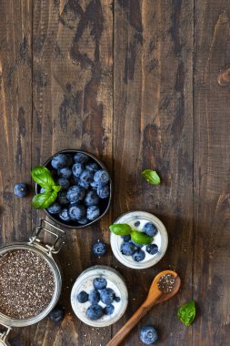 Ev yapımı yoğurt sesena chia ve karanlık bir arka plan var yaban mersini ile. Doğru beslenme.