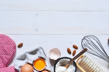 Beyaz ahşap zemin üzerinde pişirme için malzemeler. Gıda arka plan metin için yer ile.