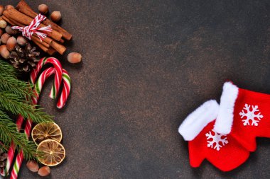 Dekorasyon ve kahverengi bir arka plan ile yer metnin altına mittens ile Noel ağacı.