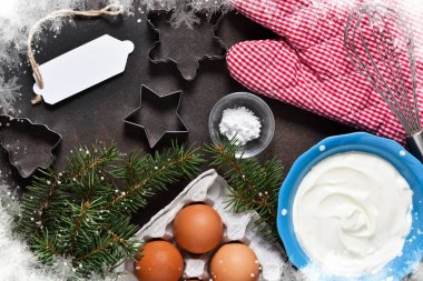 Pişirme için malzemeler. Beton zemin üzerine süslemeleri ile Noel kartı. Pişirme, pişirme işlemi Noel.