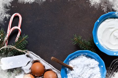 Pişirme için malzemeler. Beton zemin üzerine süslemeleri ile Noel kartı. Pişirme, pişirme işlemi Noel.