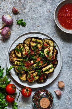 Baharatlı patlıcan domates sosu ve Salantro ile. Izgara patlıcan.