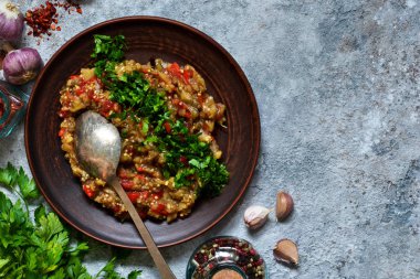 Havyar pişmiş sebze üzerinden. Meze patlıcan, biber, domates. Asya snack.