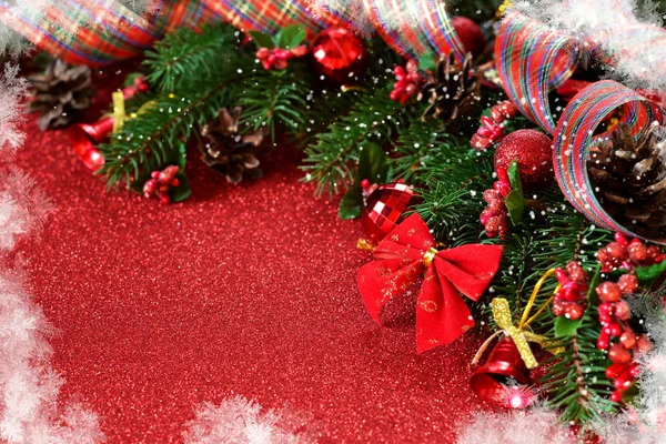 新年あけましておめでとうございます メリー クリスマス 新年の赤の背景にスプルース ボールと雪の結晶の装飾 — ストック写真