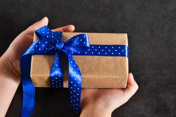 Manos Niño Atadas Arco Una Caja Regalo Sobre Fondo Negro —  Fotos de Stock