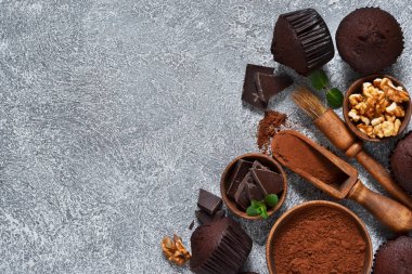 Gri beton zemin üzerine çikolatalı kek. Cupcakes. Pasta.