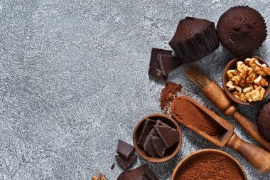 Gri beton zemin üzerine çikolatalı kek. Cupcakes. Pasta.