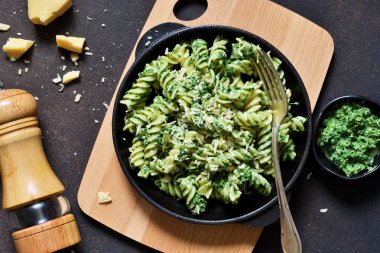 Pesto soslu makarna geleneksel bir İtalyan yemeğidir. Rotini. Gıda arka plan. Yukarıdan görüntülemek.