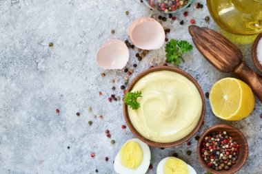 Mayonez klasik bir ev yapımı salata sosu var. Üstten görünüm.