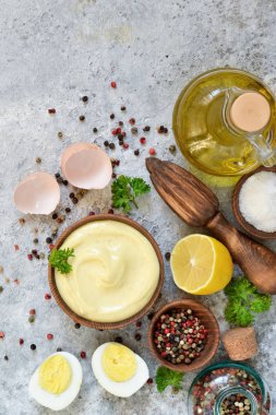 Mayonez klasik bir ev yapımı salata sosu var. Üstten görünüm.