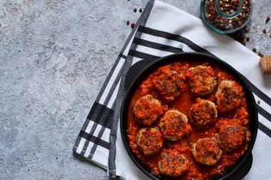 Köfte domates sosu ile baharat olarak arka plan beton. Yukarıdan görüntülemek.