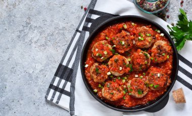 Köfte domates sosu ile baharat olarak arka plan beton. Yukarıdan görüntülemek.