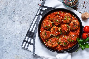 Köfte domates sosu ile baharat olarak arka plan beton. Yukarıdan görüntülemek.