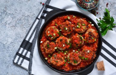 Köfte domates sosu ile baharat olarak arka plan beton. Yukarıdan görüntülemek.