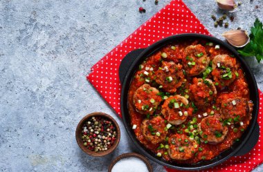 Köfte domates sosu ile baharat olarak arka plan beton. Yukarıdan görüntülemek.