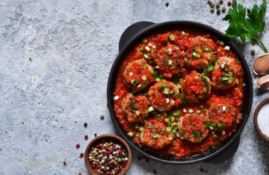 Köfte domates sosu ile baharat olarak arka plan beton. Yukarıdan görüntülemek.