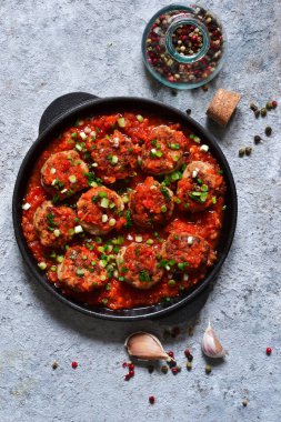 Köfte domates sosu ile baharat olarak arka plan beton. Yukarıdan görüntülemek.