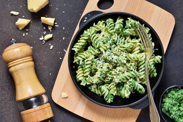 Pasta Pesto Sauce Traditional Italian Dish Rotini Food Background View — Zdjęcie stockowe