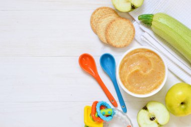 6 ay bebek maması. Sebze püresi kabak, pullar ve patates bir beton zemin üzerine gelen. Yeni doğan gıda.