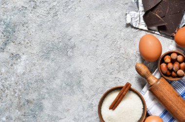 Pişirme için malzemeler: un, şeker, yumurta, baharatlar. Üstten görünüm.