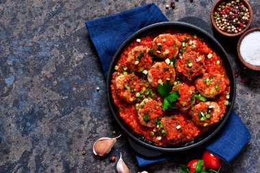 Köfte domates sosu ile baharat olarak arka plan beton. Yukarıdan görüntülemek.