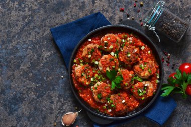 Köfte domates sosu ile baharat olarak arka plan beton. Yukarıdan görüntülemek.