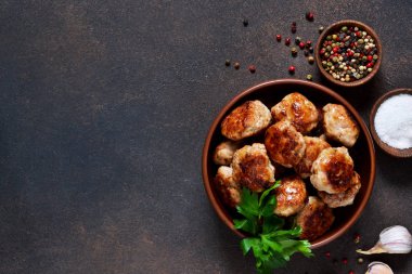 Bir beton zemin üzerine baharat ile köfte. Yukarıdan görüntülemek.