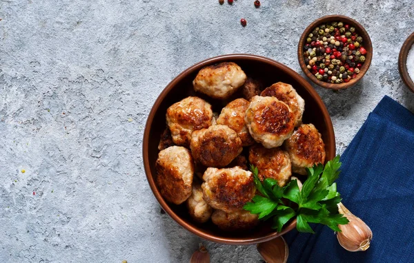 Fleischbällchen Mit Gewürzen Auf Betongrund Blick Von Oben — Stockfoto