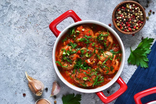 Fleischbällchen Tomatensauce Mit Gewürzen Auf Betongrund Gebacken Blick Von Oben — Stockfoto