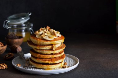 Ev yapımı, sıcak krep muz, bal ve fındık mutfak masasında ile.
