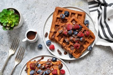 Çilek ve çikolata sosu ile Belçika Waffle. Yukarıdan görüntülemek.