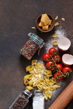 İtalyan makarna mutfak masasının üzerine yemek. Yukarıdan görüntülemek.