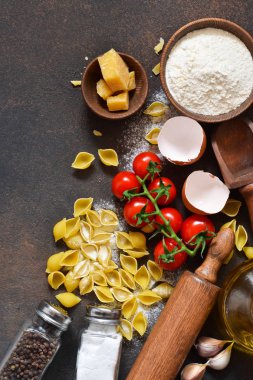 Makarna yemek pişirmek için malzemeler. Mutfak işlemi. Metin için yer ile üstten görünüm.