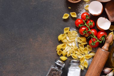 Makarna yemek pişirmek için malzemeler. Mutfak işlemi. Metin için yer ile üstten görünüm.