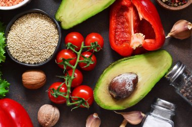 Mutfak masasının üzerinde taze, çiğ sebze. Sağlık Gıda, temiz gıda, seçim: meyve, sebze, tohum, superfoods, tahıllar, yapraklı sebzeler. Yemek pişirmek için malzemeler. Üstten görünüm.