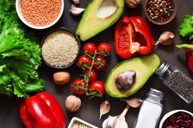 Mutfak masasının üzerinde taze, çiğ sebze. Sağlık Gıda, temiz gıda, seçim: meyve, sebze, tohum, superfoods, tahıllar, yapraklı sebzeler. Yemek pişirmek için malzemeler. Üstten görünüm.