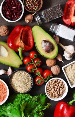 Mutfak masasının üzerinde taze, çiğ sebze. Sağlık Gıda, temiz gıda, seçim: meyve, sebze, tohum, superfoods, tahıllar, yapraklı sebzeler. Yemek pişirmek için malzemeler. Üstten görünüm.