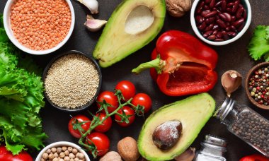 Mutfak masasının üzerinde taze, çiğ sebze. Sağlık Gıda, temiz gıda, seçim: meyve, sebze, tohum, superfoods, tahıllar, yapraklı sebzeler. Yemek pişirmek için malzemeler. Üstten görünüm.