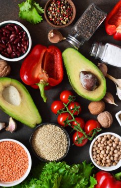 Mutfak masasının üzerinde taze, çiğ sebze. Sağlık Gıda, temiz gıda, seçim: meyve, sebze, tohum, superfoods, tahıllar, yapraklı sebzeler. Yemek pişirmek için malzemeler. Üstten görünüm.