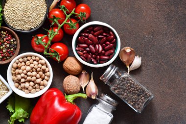 Mutfak masasının üzerinde taze, çiğ sebze. Sağlık Gıda, temiz gıda, seçim: meyve, sebze, tohum, superfoods, tahıllar, yapraklı sebzeler. Yemek pişirmek için malzemeler. Üstten görünüm.