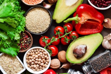 Mutfak masasının üzerinde taze, çiğ sebze. Sağlık Gıda, temiz gıda, seçim: meyve, sebze, tohum, superfoods, tahıllar, yapraklı sebzeler. Yemek pişirmek için malzemeler. Üstten görünüm.