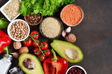 Mutfak masasının üzerinde taze, çiğ sebze. Sağlık Gıda, temiz gıda, seçim: meyve, sebze, tohum, superfoods, tahıllar, yapraklı sebzeler. Yemek pişirmek için malzemeler. Üstten görünüm.