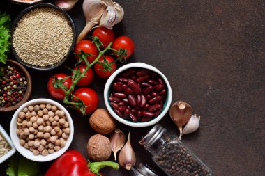 Mutfak masasının üzerinde taze, çiğ sebze. Sağlık Gıda, temiz gıda, seçim: meyve, sebze, tohum, superfoods, tahıllar, yapraklı sebzeler. Yemek pişirmek için malzemeler. Üstten görünüm.