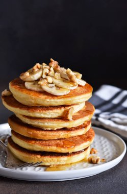 Ev yapımı, sıcak krep muz, bal ve fındık mutfak masasında ile.